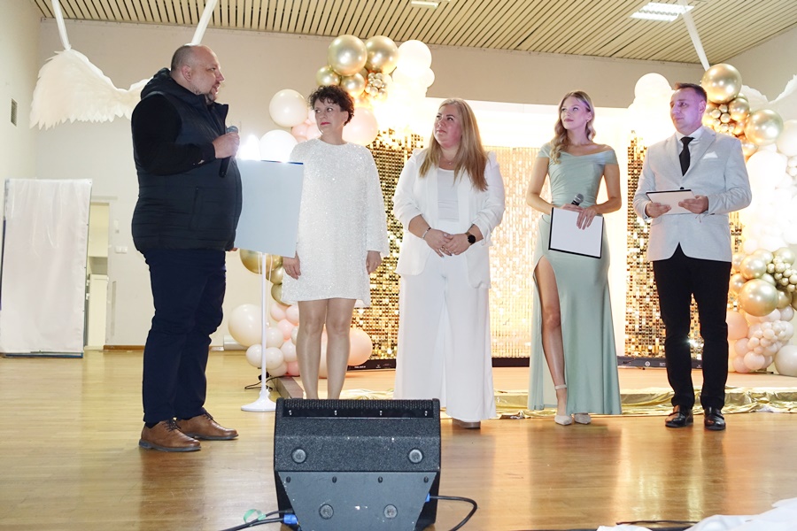 Przedstawiciel Castoramy przekazuje czeki dla dwóch placówek